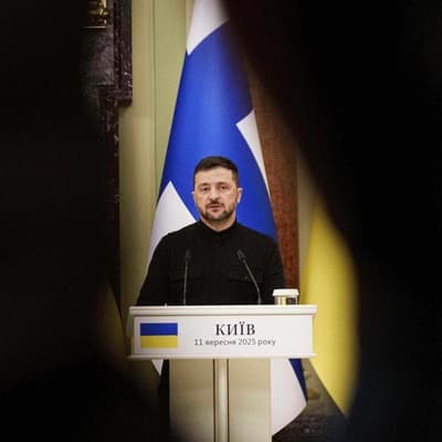 Zelenskiy discusses joint arms production with US envoy