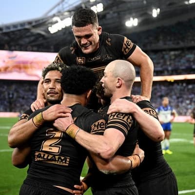 Penrith thrash Dogs to keep five-straight dream alive