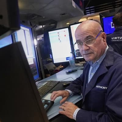 Wall Street ends lower as valuation concerns creep in​