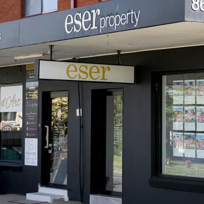 Agent buys cut-price home of retiree with Alzheimer's