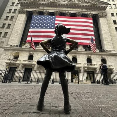 Wall St climbs as investors brush off shutdown talk