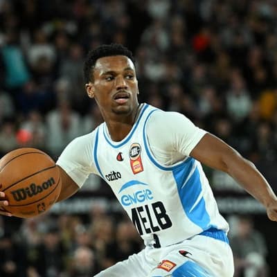 Melbourne cruise past Sydney to maintain unbeaten run