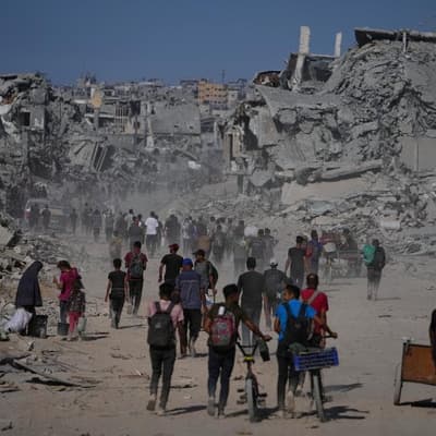 Gazans trek to ruined homes as Israeli forces pull back