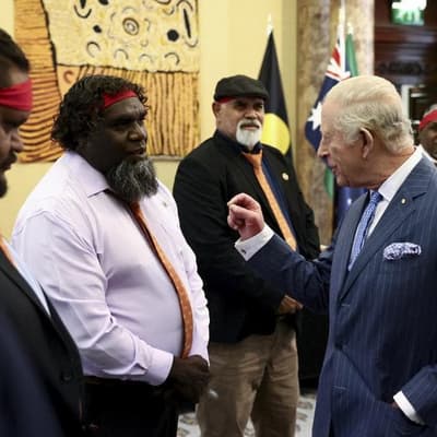 Anangu leaders meet King to mark Uluru handback