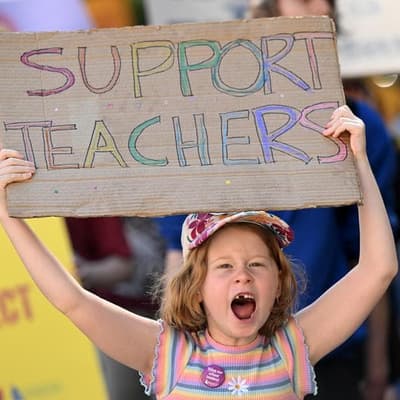 Teachers offered hefty pay rise and reduced workloads