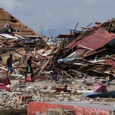 Destruction as Hurricane Melissa slams towards Bermuda