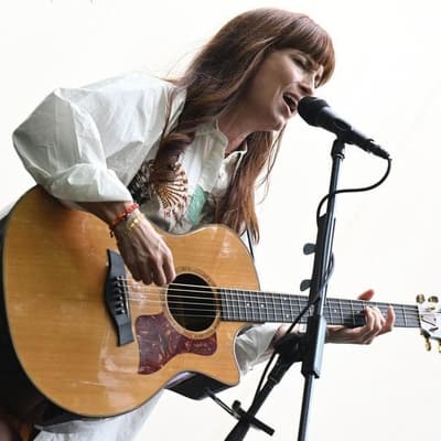 Doesn't that sound familiar? Singer pops up for pollies