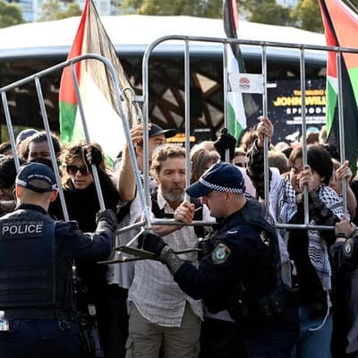 Protester crashes cop briefing after weapons expo clash