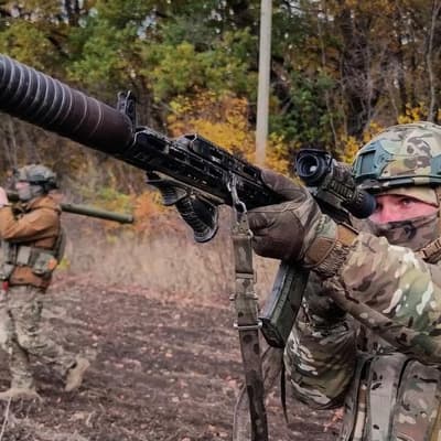 Ukraine troops pull back in southeast, Russia advances