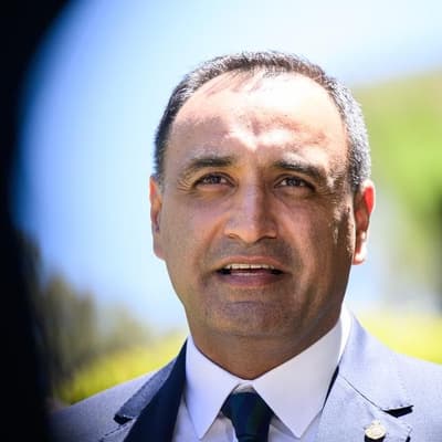 New leader urges voters stick by divided coalition