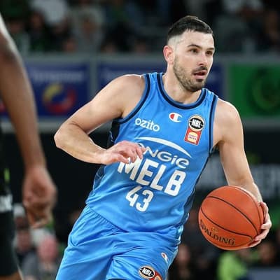 United hang on to win heartstopper over Hawks