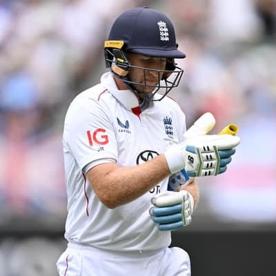 Top Test bat in disbelief after falling to Starc again