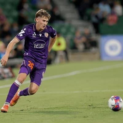 Glory overcome red card for famous win over Wanderers