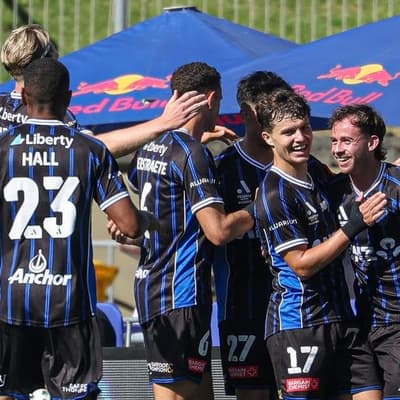 Auckland survive late scare to prevail in ALM derby