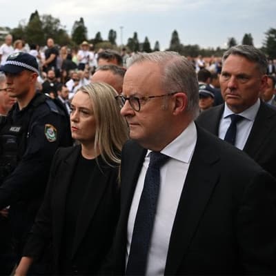 PM jeered at Bondi amid calls for unity after massacre