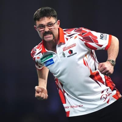 'Heat' Heta claws a win in world darts title quest