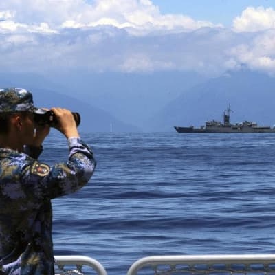 Rockets fired as China simulates blockade of Taiwan