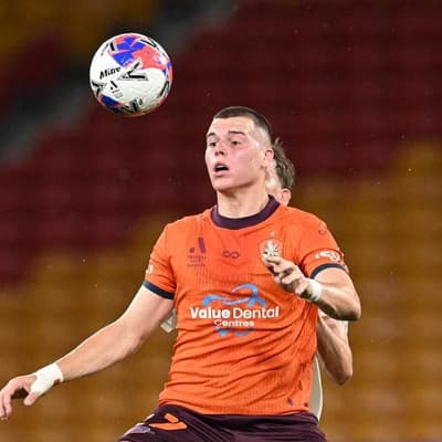 Coach gets red card as Roar beat Mariners at the death