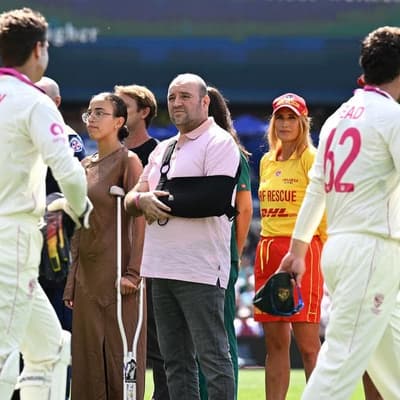 Ashes applause for Bondi Beach heroes
