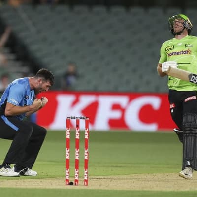 Strikers fight back to hold off Thunder in BBL heist