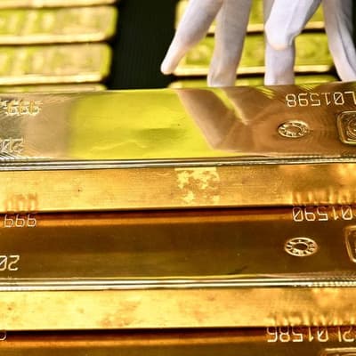 Aussie shares edge higher as banks, energy stocks fade