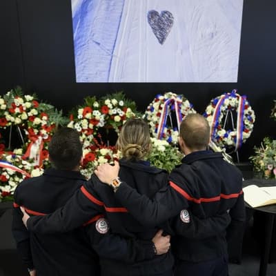 Swiss prosecutors order bar owner's detention over fire