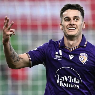 Lawrence nabs Olimpico stunner as Glory thrash Mariners