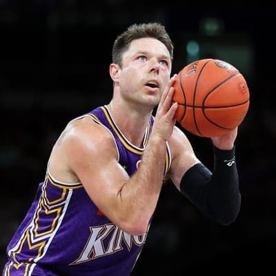 Delly hurt as emotion-charged Kings hold off United