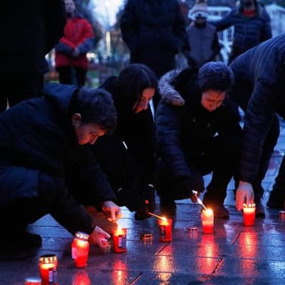 Swiss court keeps bar owner in custody over deadly fire