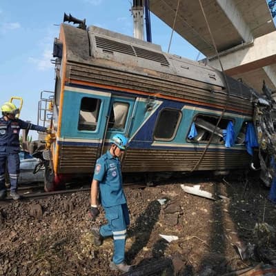 Crane falls on a train in Thailand, killing at least 30