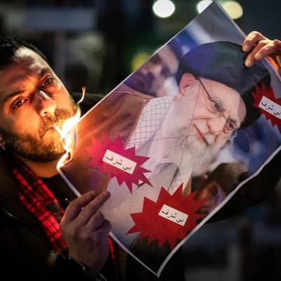 Iran warns of strikes on US bases if attacked