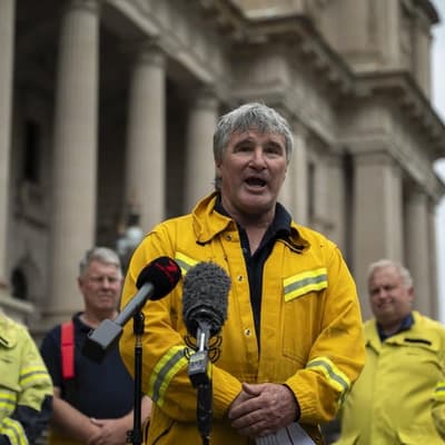 Bushfires spark inquiry call as funding debate rages