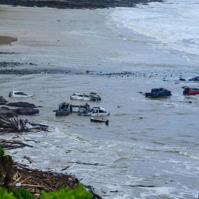 Authorities defend warnings ahead of record floods