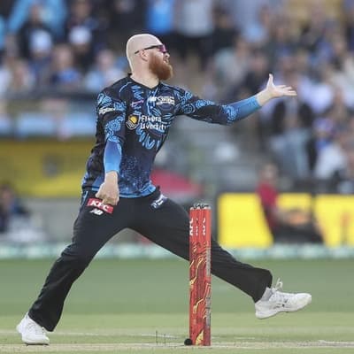 What a turn-up, Strikers put dismal Renegades in a spin