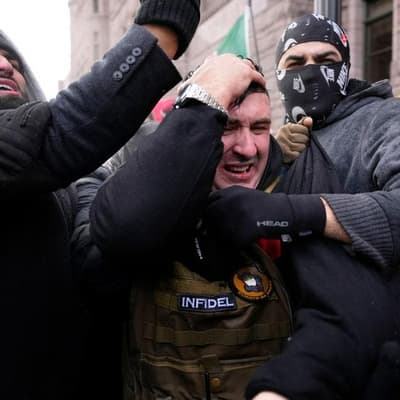 Anti-ICE protesters face off with far-right activists