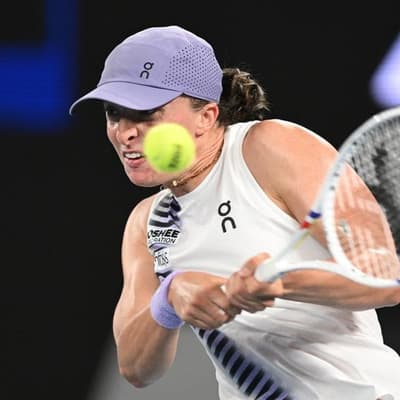 Wardrobe, qualifier can't halt Iga in career slam quest