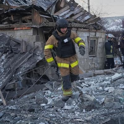 Russian strikes cut heat to thousands of Kyiv buildings