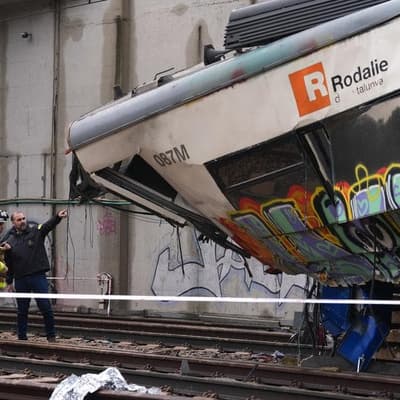 Spanish train drivers call for strike after derailments