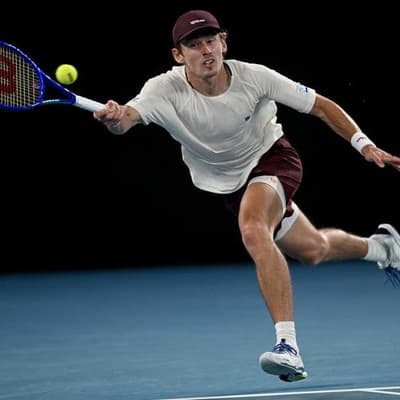 De Minaur overcomes big-serving Serb to advance in Open