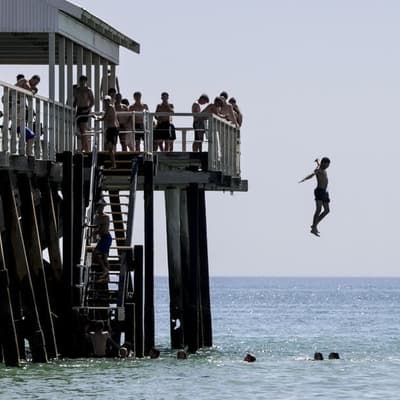 Blister in the sun: Australians wilt in summer heatwave