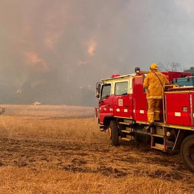 Houses lost as 'erratic' bushfire threatens towns