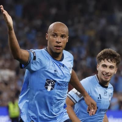 Focus on football not trash talk, Sydney warn Wanderers