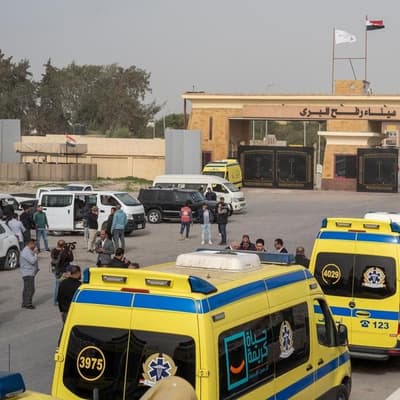 Trickle of Palestinians leave Gaza at Rafah crossing