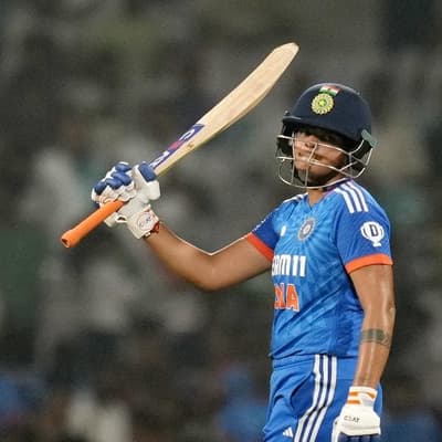 Gujarat hopes blown away by ferocious Delhi hitting