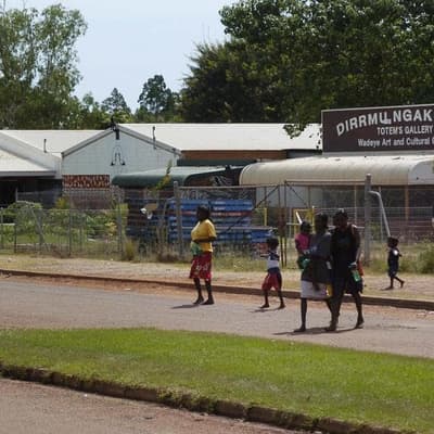 Relocations urged to stop clan fighting in outback town