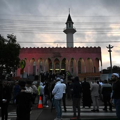 Graphic threat to burn mosque in second menacing letter