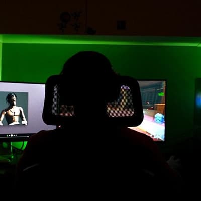 Accused child predator to remain in custody