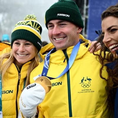 Fox presents medal from one Olympic champion to another