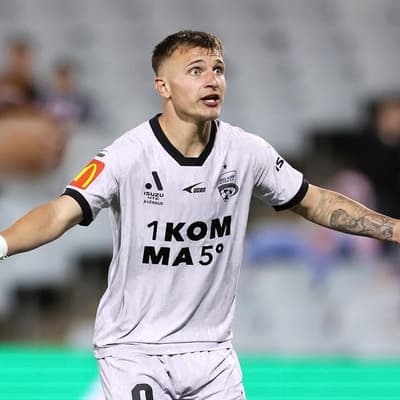 Goalkeeping howler hands Adelaide win over Sydney