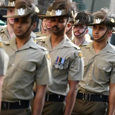 Cafes urged to close on Anzac Day long weekend holiday